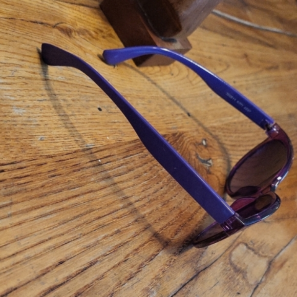 Foster Grant Purple Sunglasses - Picture 5 of 6
